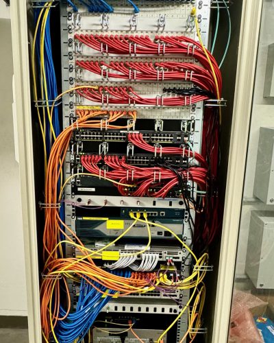 Netzwerkschrank Aktiv-Passive Komponenten